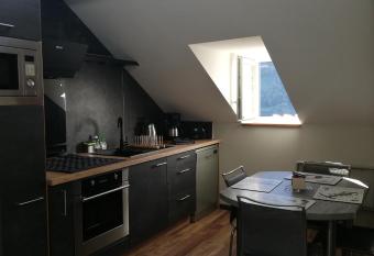 T2 proche centre du ville allows 18 year olds to book a room