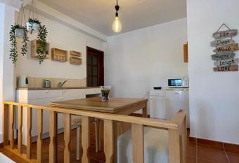 Est  dio Albergaria allows 18 year olds to book a room