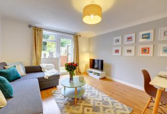 Modern 2 Bed House Sleeps 6 Southam Town Centre - Inspire Homes Ltd has Balcony rooms