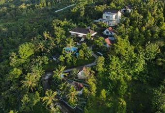Ling & Louie s Mountain has Balcony rooms