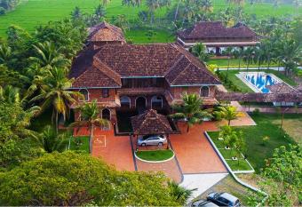 Kumarakom Heritage Resort has Balcony rooms
