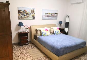 Centralissimo bilocale,parcheggio,AC,vicino a stazione,aeroporto has Balcony rooms