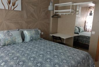 Chambre professionnelle allows 18 year olds to book a room