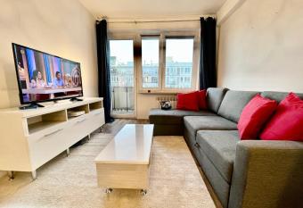 DECOR 2 metro fast WiFI 55   TV Netflix HBO cozy allows 18 year olds to book a room