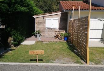 Petite habitation meubl  e allows 18 year olds to book a room