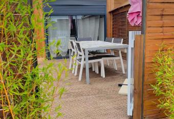 logement atypique has rooms with a private hot tub