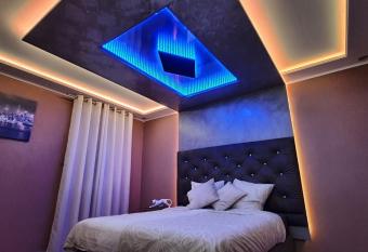 RoyalSpa appartement d amour avec jacuzzi privatif has rooms with a private hot tub