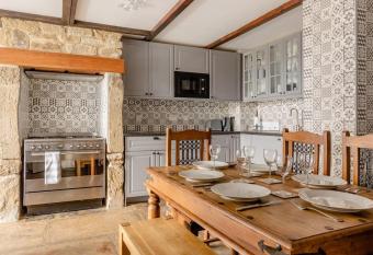 Delightful 2 bed flat in Old Mill-private garden has Balcony rooms