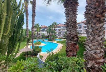 Unique African apartment great swimming pool close to the beach allows 18 year olds to book a room