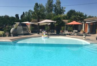 Mas de la Butte Blanche has Balcony rooms