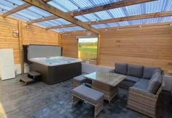 Glenside Cottage  Sleeping 4 guests  allows 18 year olds to book a room