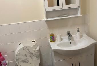 Cop 26 partick house on rent allows 18 year olds to book a room