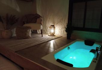 Estudio jacuzzi Luz de Jerez has rooms with a private hot tub