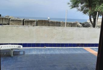 Villa n 3 localit   Le Mandrelle allows 18 year olds to book a room