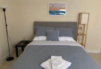 Pretty Room in a House, near the Airport allows 18 year olds to book a room