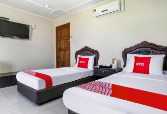 OYO 90376 Centre Point Hotel allows 18 year olds to book a room