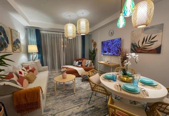 Top Notch Beach-Vibe 1 BR Apartment allows 18 year olds to book a room