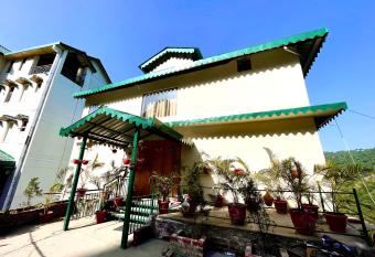 EKO STAY - Oakland Villa has Balcony rooms