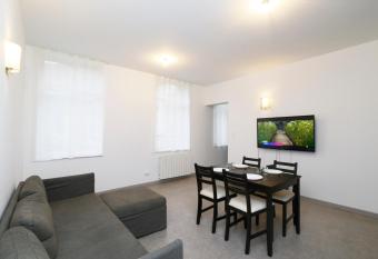 Heptagone_2 allows 18 year olds to book a room