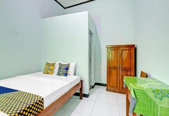 SPOT ON 90760 Homestay Al Madina Syariah allows 18 year olds to book a room