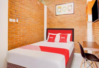 Super OYO 90758 D Kost In Kandri Semarang Syariah allows 18 year olds to book a room