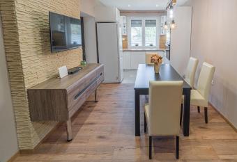 Idev  r-Lak Apartman allows 18 year olds to book a room