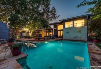 Stunning Modern House wPrivate POOL By Airport has Balcony rooms