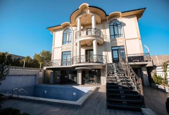 Cheerful 5 bedroom Villa with Pool allows 18 year olds to book a room