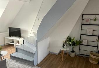 charmant duplex    Saint-Omer allows 18 year olds to book a room