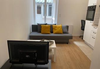 studio en plein centre ville allows 18 year olds to book a room