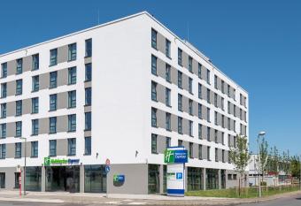 Holiday Inn Express - Krefeld - Dusseldorf, an IHG Hotel allows 18 year olds to book a room