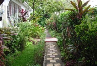 15 min from the Airport in Kingston Jamaica has Balcony rooms