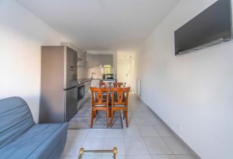 Appartement meubl   T4, Proche centre ville , 4 lits, Wifi allows 18 year olds to book a room