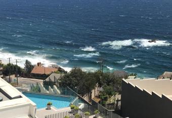 Depto. estudio con vista al mar allows 18 year olds to book a room