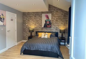 Modern Luxury 1 bed apartment with parking near Stansted Airport allows 18 year olds to book a room