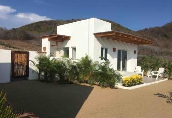 Casa Bella, playa Troncones, has rooms with a private hot tub