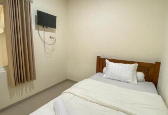 Nipa Guest House near Universitas Widyagama Mitra RedDoorz allows 18 year olds to book a room