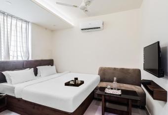 Super Townhouse 83601 Hotel Marina allows 18 year olds to book a room