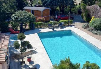 La roulotte    Juju allows 18 year olds to book a room