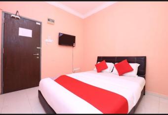 SA VILLA HOLIDAY INN allows 18 year olds to book a room