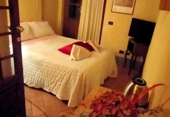 Cosy country room garden allows 18 year olds to book a room