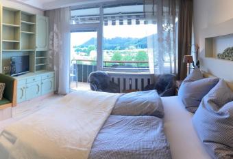 Sonnenblick an der Skipiste, gratis Parken allows 18 year olds to book a room