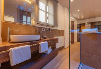 Le Cappuccinelle Suites&SPA has rooms with a private hot tub