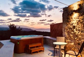 Guesthouse Arkadi Spa has rooms with a private hot tub