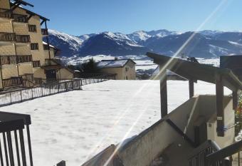 Studio cabine vue sur les Pyr  n  es has Balcony rooms