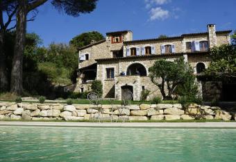 Oasis des lavandes Pine allows 18 year olds to book a room