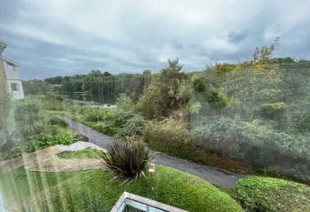 River Bay Beautiful 2-Bed House in Cardiff has Balcony rooms