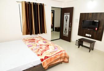 Hotel Shree chandram - 10min walking distance to             Nathji temple has Balcony rooms