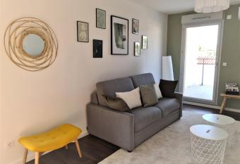 Magnifique appartement neuf au centre d Istres allows 18 year olds to book a room