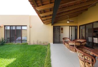 Villa con chimenea, jard  n grande y 3 habitaciones has Balcony rooms